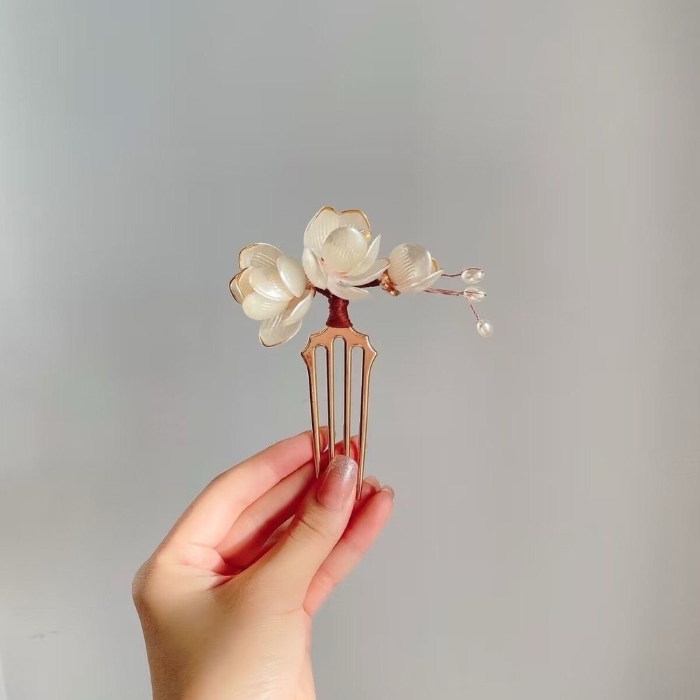 Elegant Gold Magnolia Hair Comb with Faux Pearls – Vintage Style Floral Hairpin